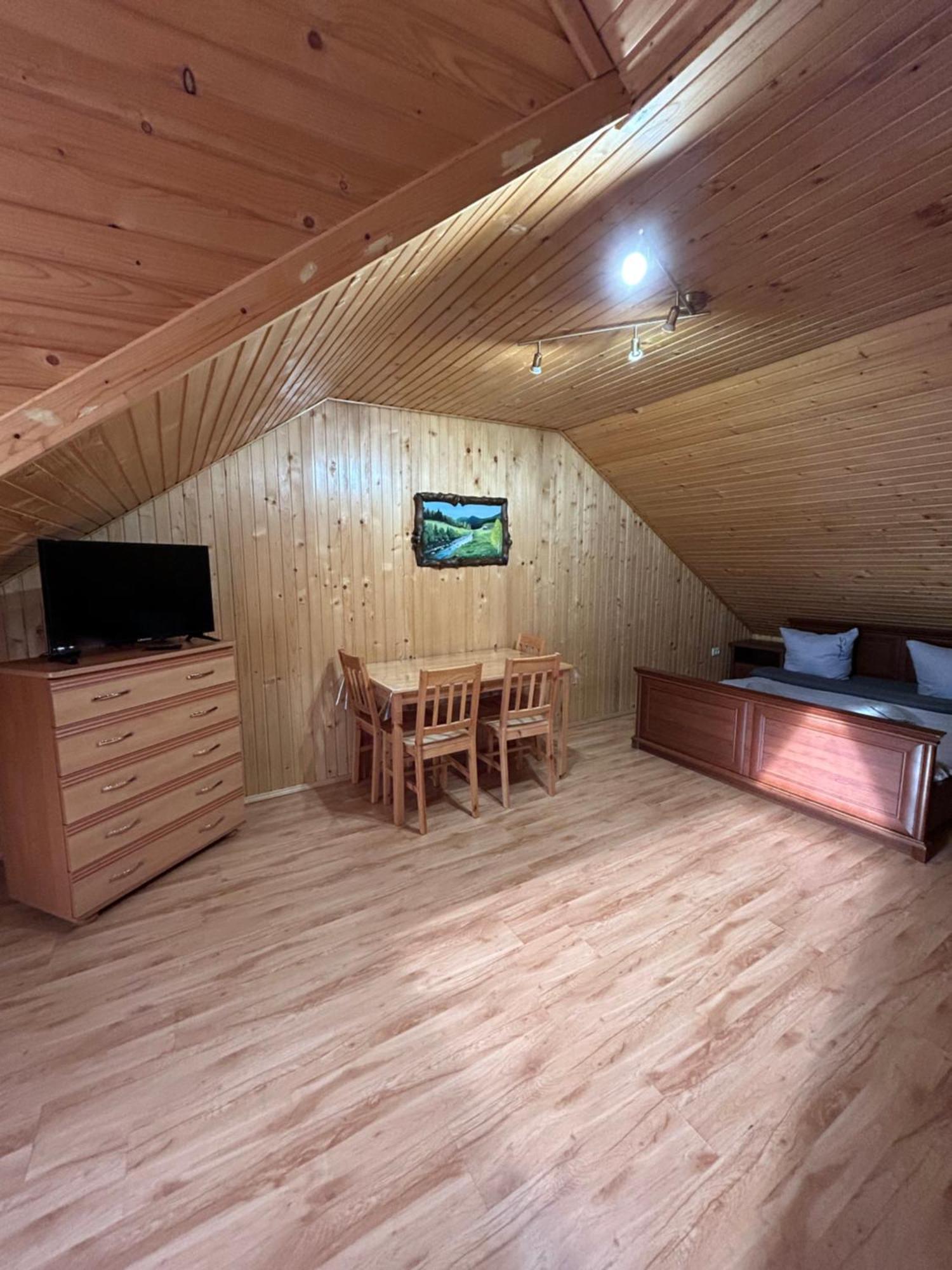 Любе Hotel Yablunytsya Eksteriør billede