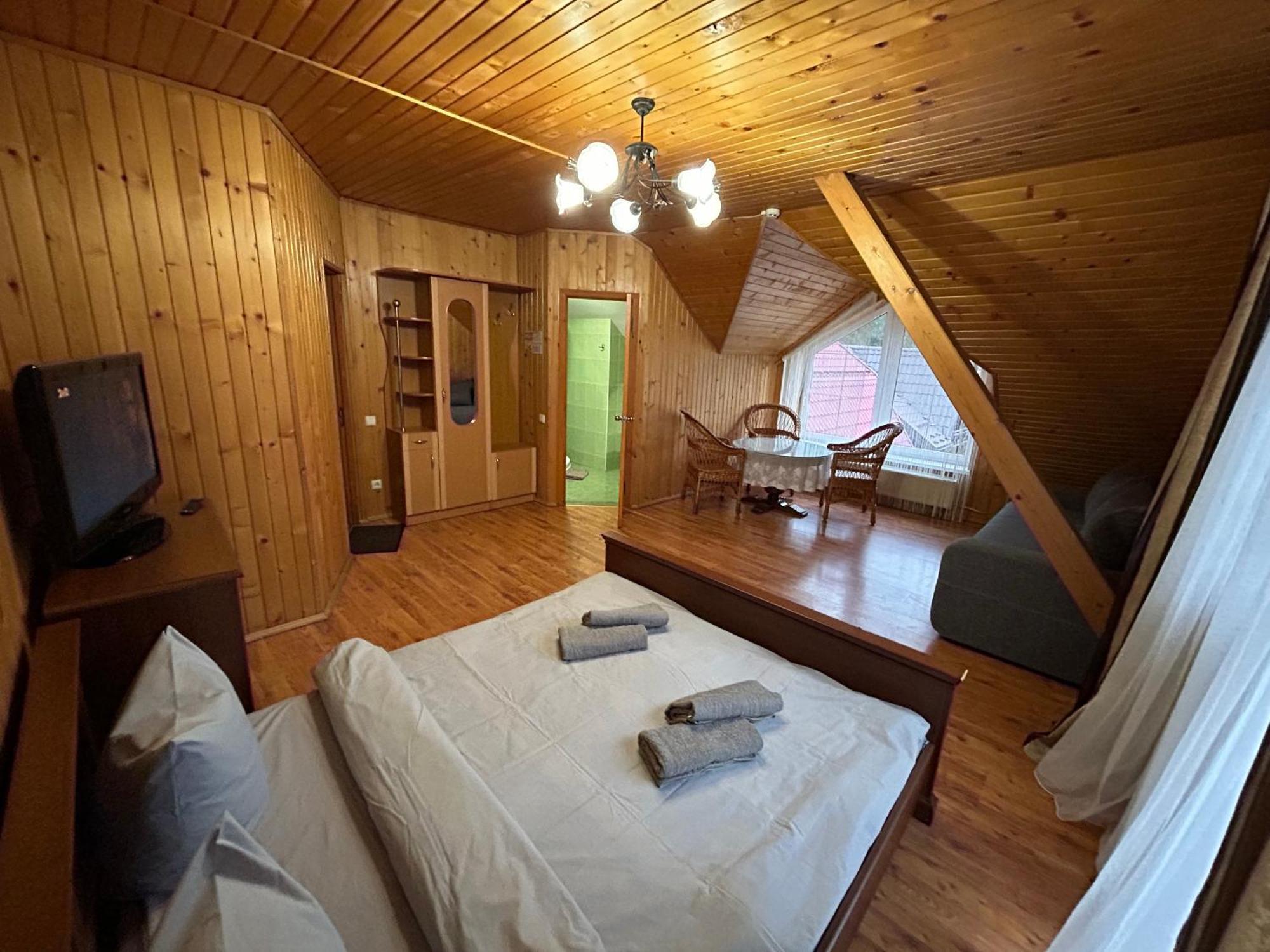 Любе Hotel Yablunytsya Eksteriør billede